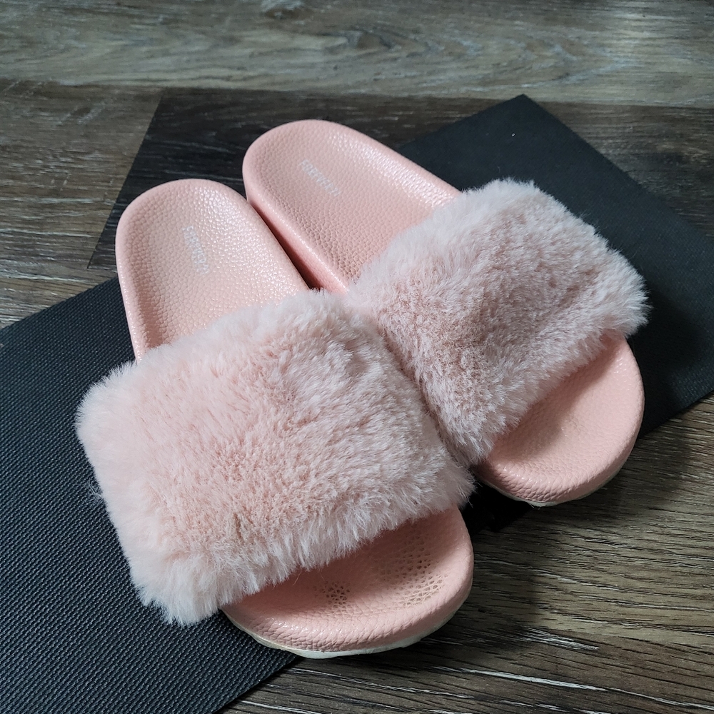 ☀️🩵Pink Fuzzy Slide Sandals🎀